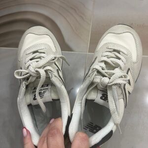 New balance sneakers never worn! Size 6